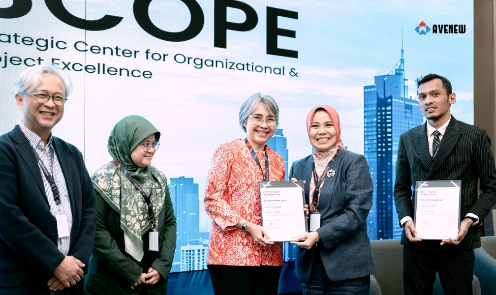 Penyerahan apresiasi dari CEO Avenew Academy Dr. Alin Veronika kepada jajaran Research Advisory Council dan Head of SCOPE (Dr. Mohammad Ichsan, Leni Sagita Riantini, Ph.D., Prof. Dr. Susy Fatena Rostiyanti, Dr. Alin Veronika, dan Dr. Ir. Andi M. Ifrad, M.T.).