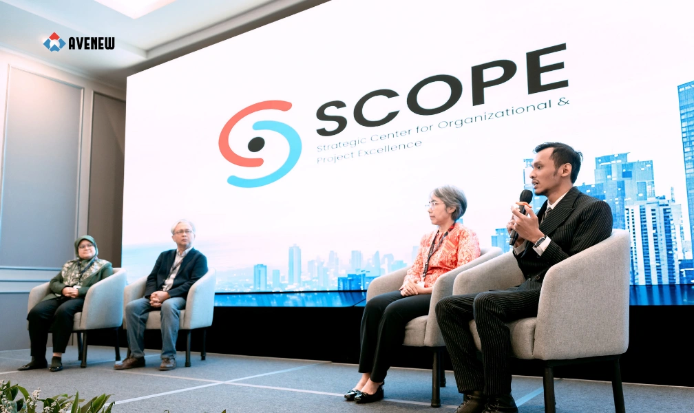 Leni Sagita Riantini, Dr. Mohammad Ichsan, Prof. Dr. Susy Fatena Rostiyanti, dan Dr. Ir. Andi M. Ifrad, M.T. saat peluncuran resmi SCOPE pada sesi scholars talk AveXchange 2026.