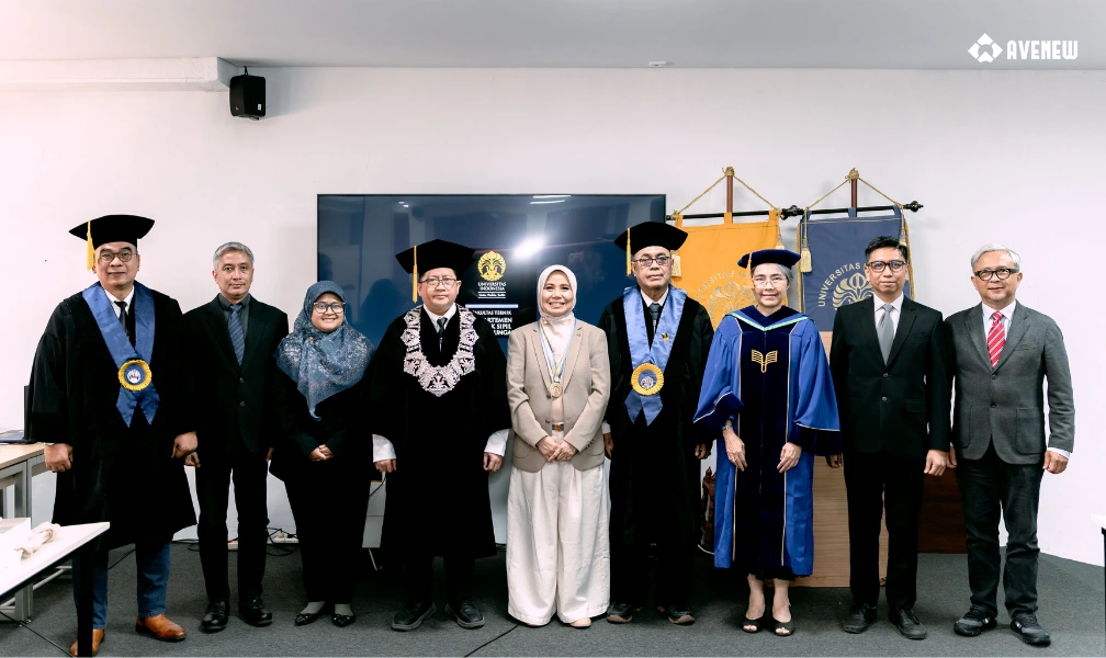 Dr. Alin Veronika bersama Ketua Sidang, para penguji, Promotor, dan Co-Promotor usai sidang promosi doktoral di Fakultas Teknik Universitas Indonesia.