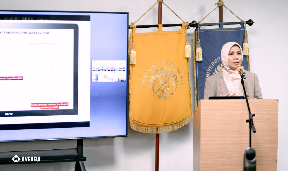 Dr. Alin Veronika memaparkan disertasinya yang berjudul "Pengembangan Model dan Pedoman Transformasi Project Management Office (PMO) Berbasis Risiko untuk Peningkatan Kinerja PMO pada Perusahaan Konstruksi di Indonesia" dalam sidang promosi doktoral di FTUI.