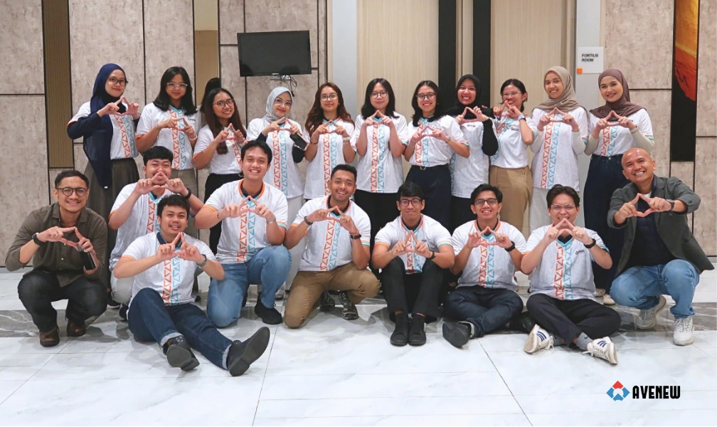 Para peserta PM Bootcamp XPLORER Acceleration Program MIND ID bersama learning partner Dipl.-Inform. M. Athar Januar dan Sri Reza Adjianom CAPM saat sesi pelatihan di Harris Hotel fX Sudirman, Jakarta.