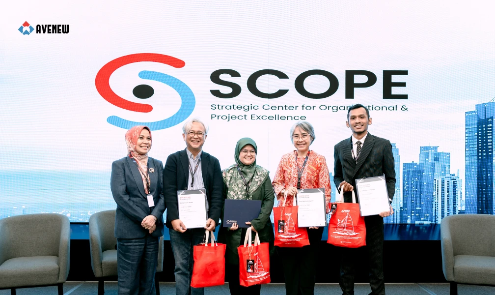 Para jajaran Research Advisory Council dan pimpinan SCOPE: Dr. Alin Veronika, Dr. Mohammad Ichsan, Leni Sagita Riantini, Prof. Dr. Susy Fatena Rostiyanti, serta Dr. Ir. Andi M. Ifrad saat peluncuran Strategic Center for Organizational & Project Excellence.