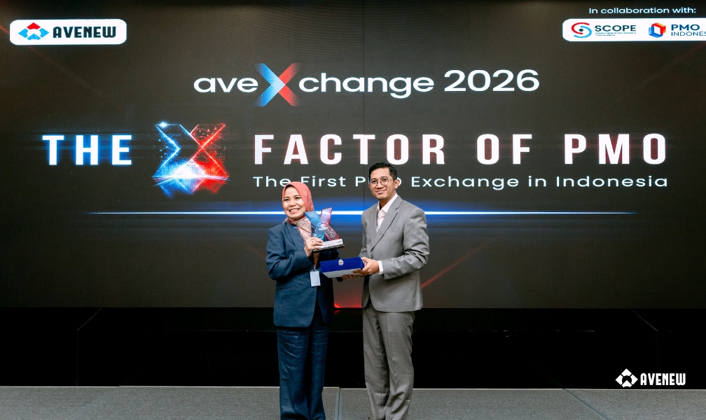 CEO Avenew Indonesia Bayu Aditya Firmansyah (kanan) menyerahkan token of appreciation secara simbolis kepada CEO Avenew Academy Dr. Alin Veronika atas pemaparannya di panggung AveXchange 2026.