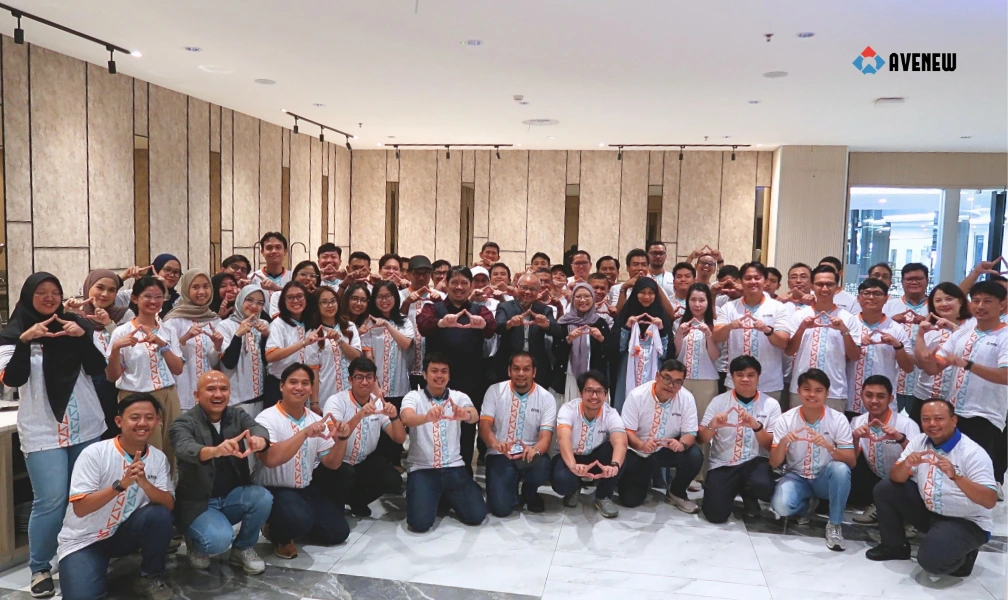 Foto bersama para peserta dan instruktur dari tiga program pelatihan Avenew, PM Bootcamp MIND ID XPLORER, Easy PMP Pertamina Hulu Rokan, dan Easy PMP Public Class Batch 130 di Harris Hotel fX Sudirman, Jakarta.